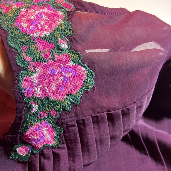 American Eagle Maroon Embroidered Pleated Sleeveless Top Size Small - Picture 7 of 10